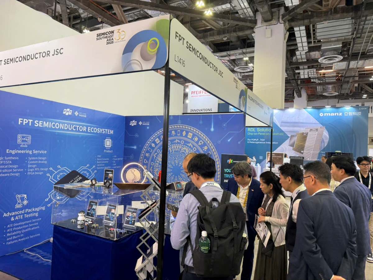 FPT introduces the FPT Chip Inside ecosystem at the SEMICON SEA 2025 Exhibition in Singapore, attracting many visitors. Photo: FPT