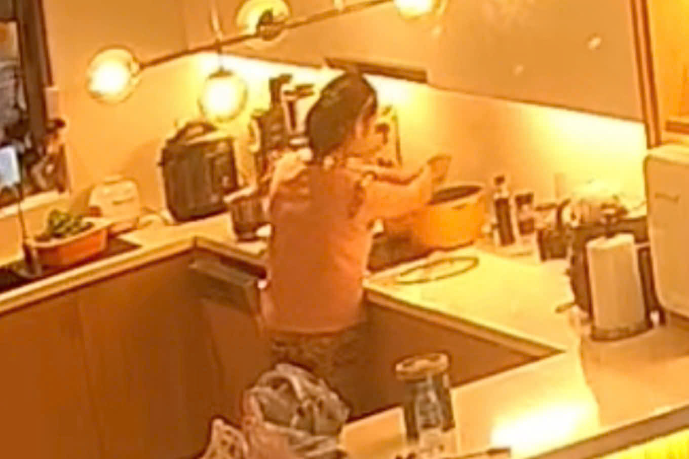 Scene of a domestic helper squeezing water from a mop into the homeowner's drinking water pot. Photo: Provided by the homeowner