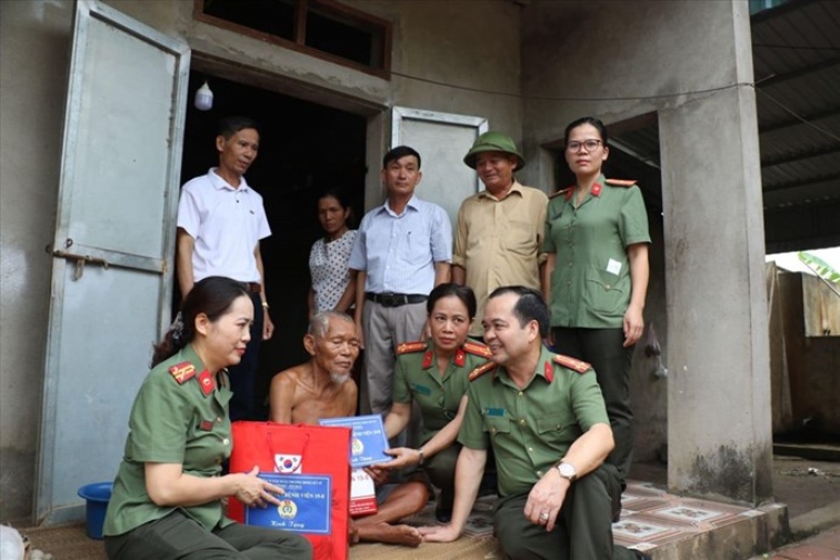 In addition to Party building work, the Trade Union of 19.8 Hospital also regularly visits and gives gifts to families in difficult circumstances. Photo: Hospital Trade Union 19.8.