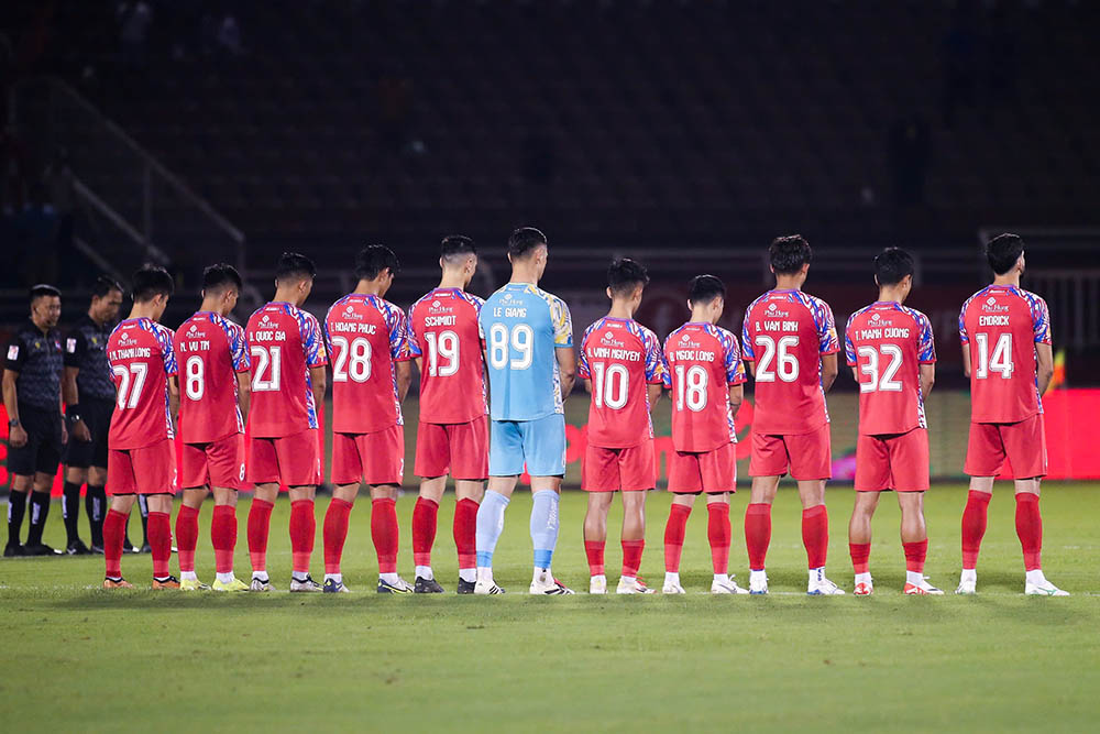 Toi 23.5, cau lac bo Binh Duong (ao trang) co chuyen lam khach den san Thong Nhat cua TPHCM o luot tran vong 24 V.League 2024-2025. Truoc khi tran dau bat dau, hai doi da danh phut mac niem nguyen Chu tich nuoc Tran Duc Luong.