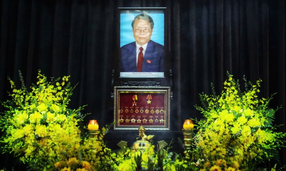 Ben trong khu vuc Nha tang le quoc gia. Anh: To The.
