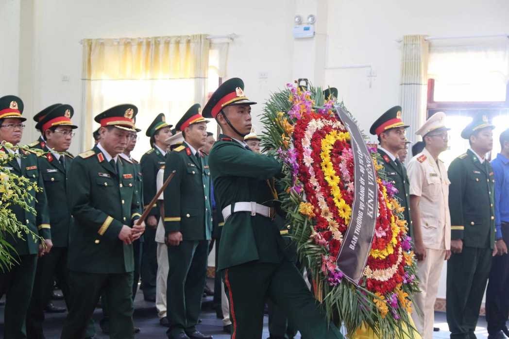 Doan dai bieu Quan khu 5 do Thieu tuong Le Ngoc Hai - Tu lenh Quan khu 5 lam truong doan, cung cac dong chi trong Bo Tu lenh Quan khu 5. Anh: My Linh