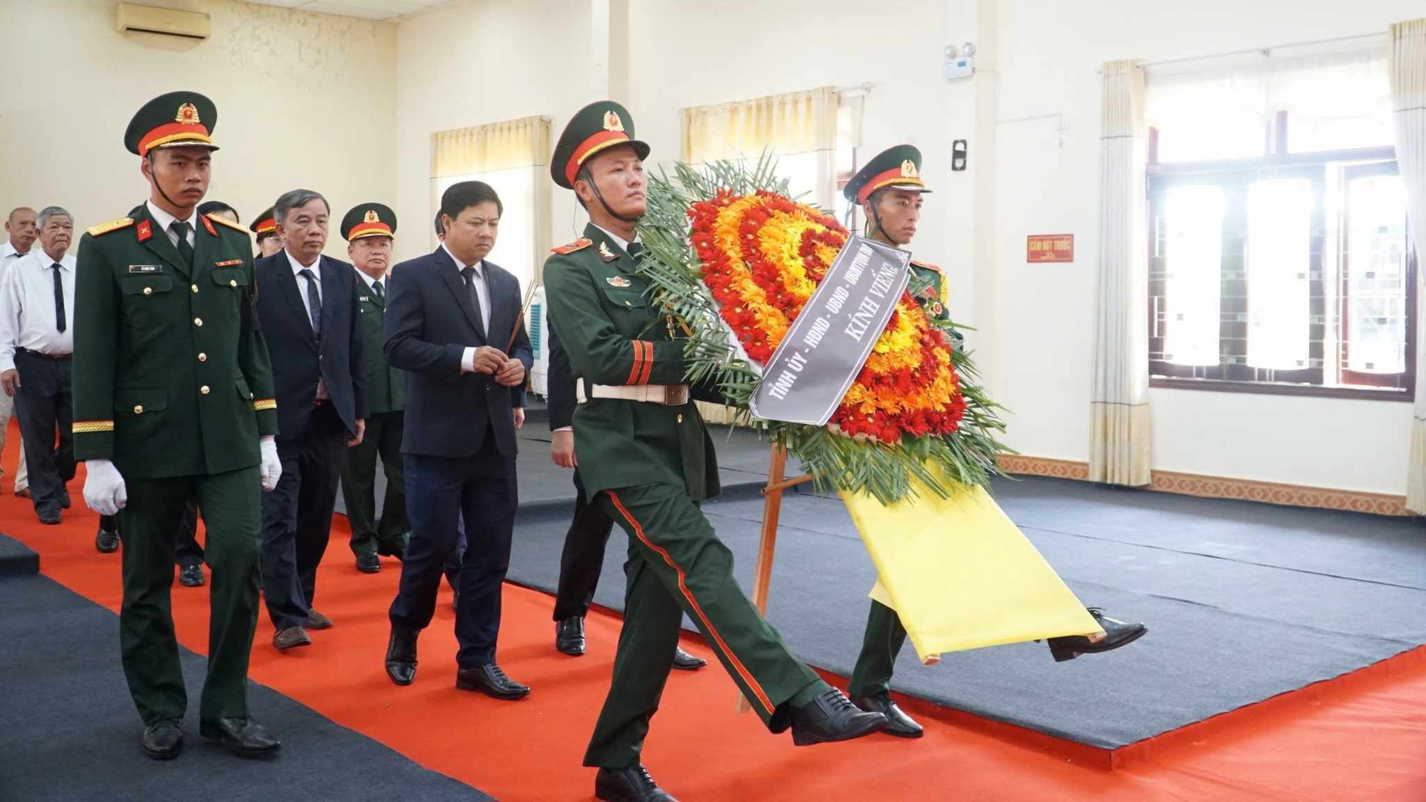 Doan dai bieu tinh Quang Nam den vieng va dat vong hoa, bay to long tiec thuong vo han truoc su ra di cua nguyen Chu tich nuoc Tran Duc Luong. Anh: Nguyen Linh