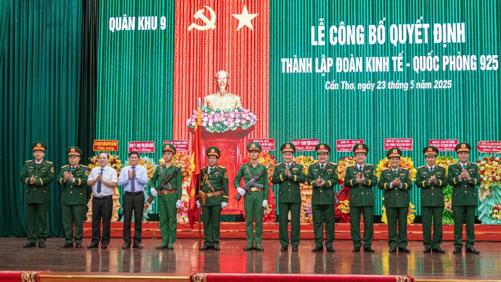 Military Region 9 announced the Decision to establish Economic - Defense Group 925. Photo: Phuong Vu