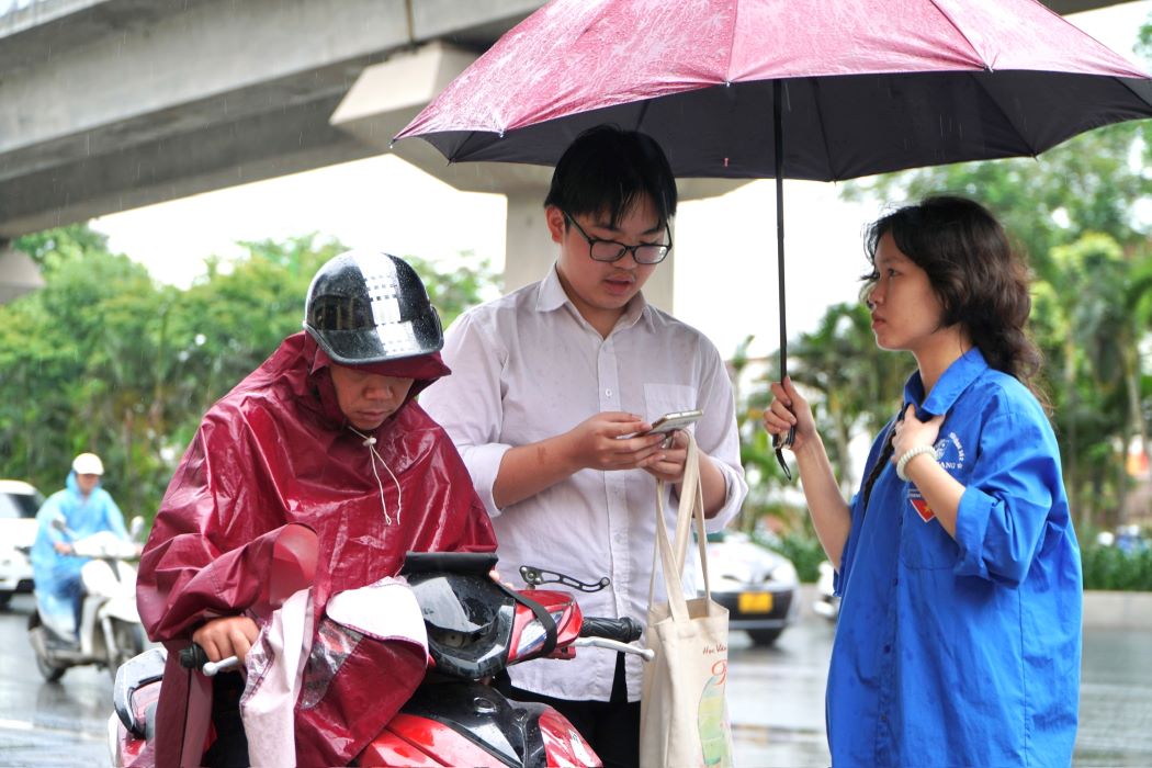 Thi sinh tham du ky thi vao lop 10 THPT Chuyen Khoa hoc xa hoi va Nhan van sang 24.5. Anh: Anh Duc