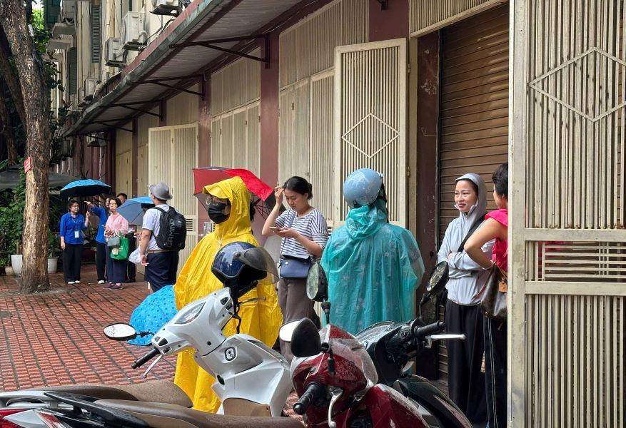 Du troi mua, rat dong phu huynh van dung cho truoc cong sau khi cac si tu vao phong thi. Anh: Anh Duc