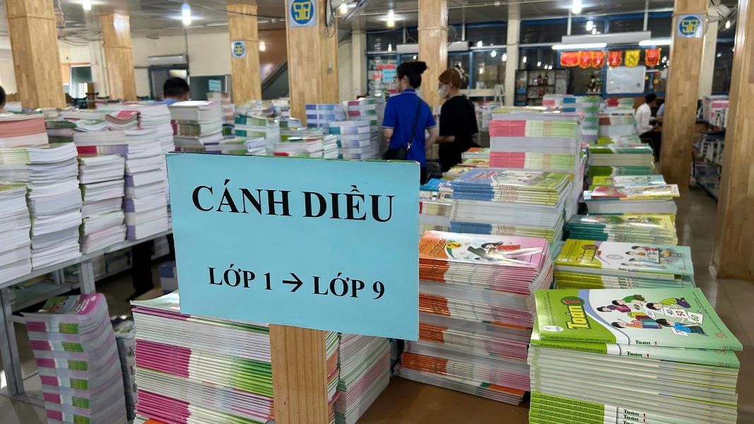 Sach giao khoa Canh Dieu duoc bay ban day du, san sang dap ung nhu cau cho nam hoc moi. Anh: Anh Duc