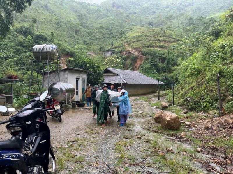 Cadres in Muong Lat district (Thanh Hoa) receive allowances for working in disadvantaged areas. In the photo, officers support people to repair their houses after the storm. Photo: Minh Hoang