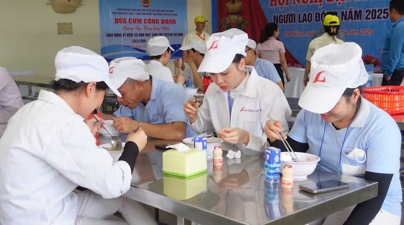 Da Nang workers warm their hearts with the Union Meal. Photo: Tran Thi