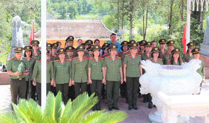 Cong doan co so Benh vien 199 dang huong tuong niem Khu di tich an ninh khu V tai xa Tra Tan, huyen Bac Tra My, tinh Quang Nam. Anh: Song Han