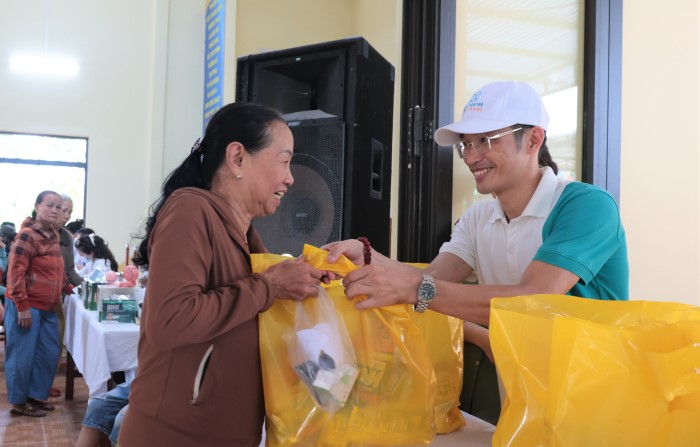 Sau kham benh, nhan thuoc, nguoi dan nhan phan qua tu chuong trinh. Anh: Song Han