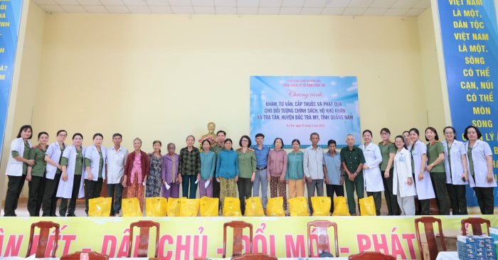 La medicina, el examen medico, las donaciones de regalos es una de las actividades significativas de la serie de viajes sobre la fuente en la provincia de Quang Nam del sindicato hospitalario de 199, Ministerio de Seguridad Publica. Foto: Han River