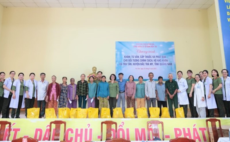 Medical examination, medicine supply, and gift giving are one of the meaningful activities of the journey to the source in Quang Nam province of the Trade Union of Hospital 199, Ministry of Public Security. Photo: Song Han