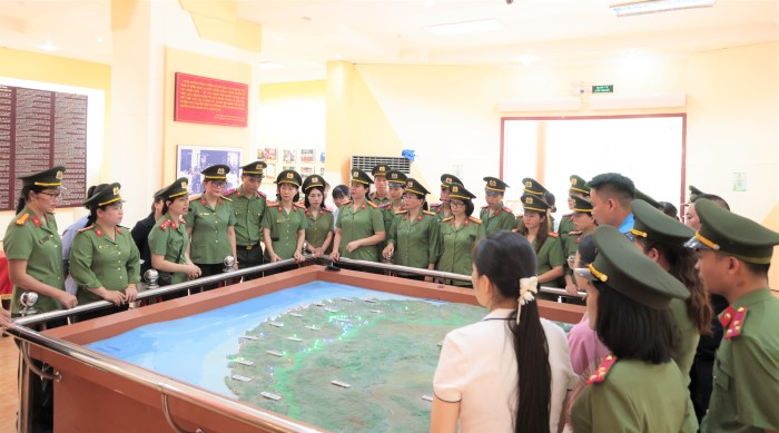 Doan cong tac duoc huong dan vien cua Ban quan ly di tich on lai lich su hao hung cua luc luong an ninh khu V. Anh: Song Han