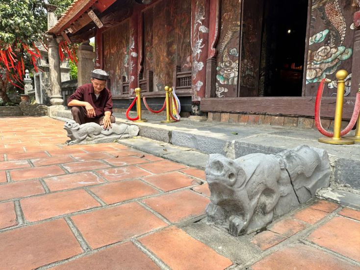 The pair of stone reptiles over 1,000 years old at Thanh Nguyen Temple (in Tien Thang Commune, Gia Vien District, Ninh Binh Province) are strictly guarded and protected. Photo: Nguyen Truong