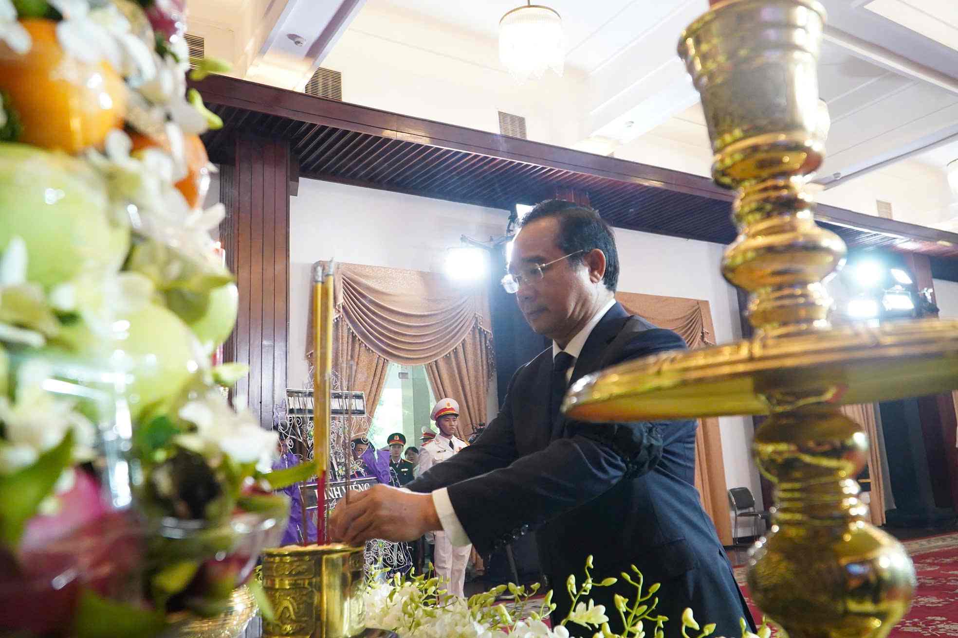 Doan UBND TPHCM do Chu tich UBND TPHCM Nguyen Van Duoc lam truong doan vao vieng. Anh: Anh Tu