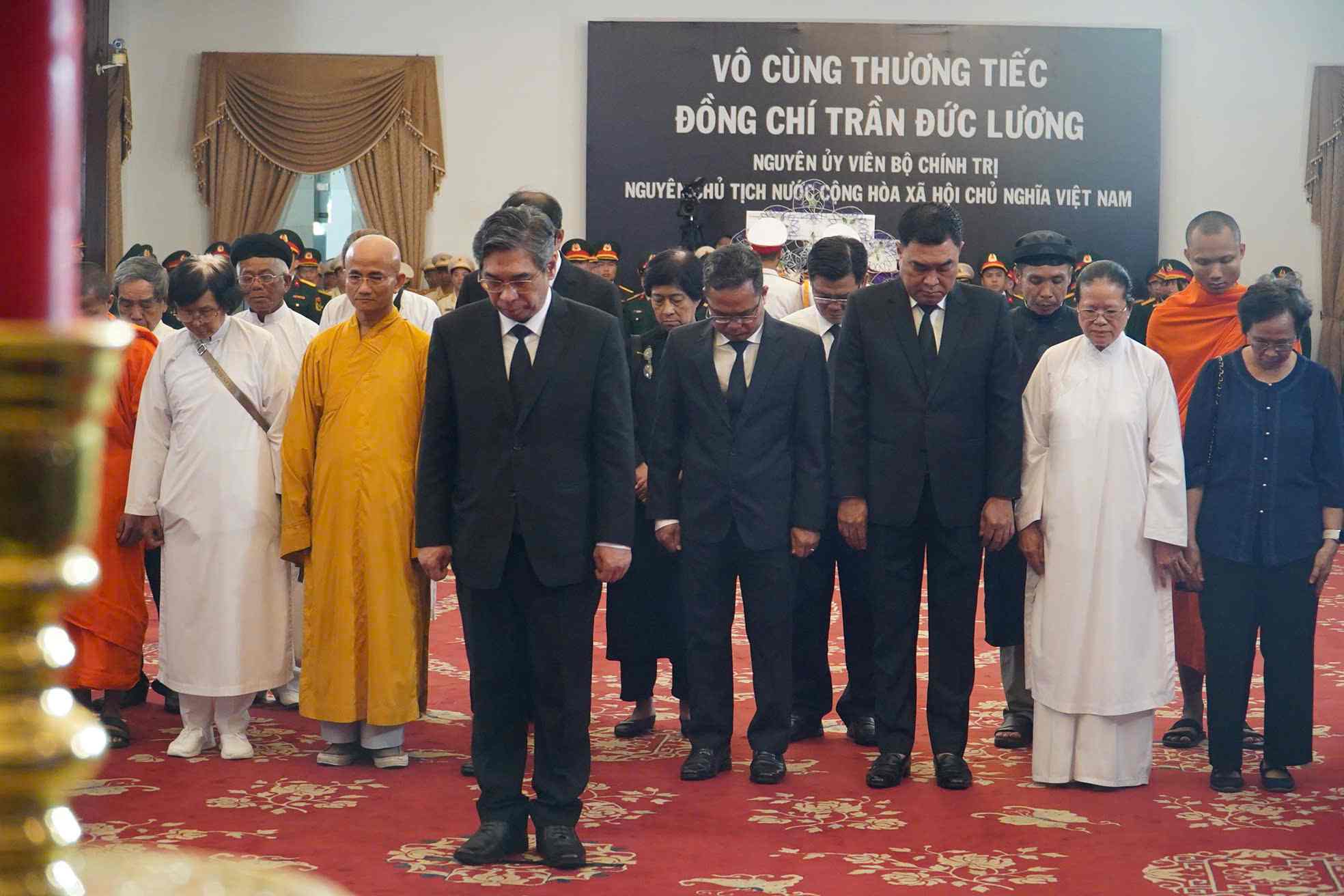 Doan Uy ban MTTQ Viet Nam TPHCM va dai dien cac gioi dong bao TPHCM vao vieng. Anh: Anh Tu