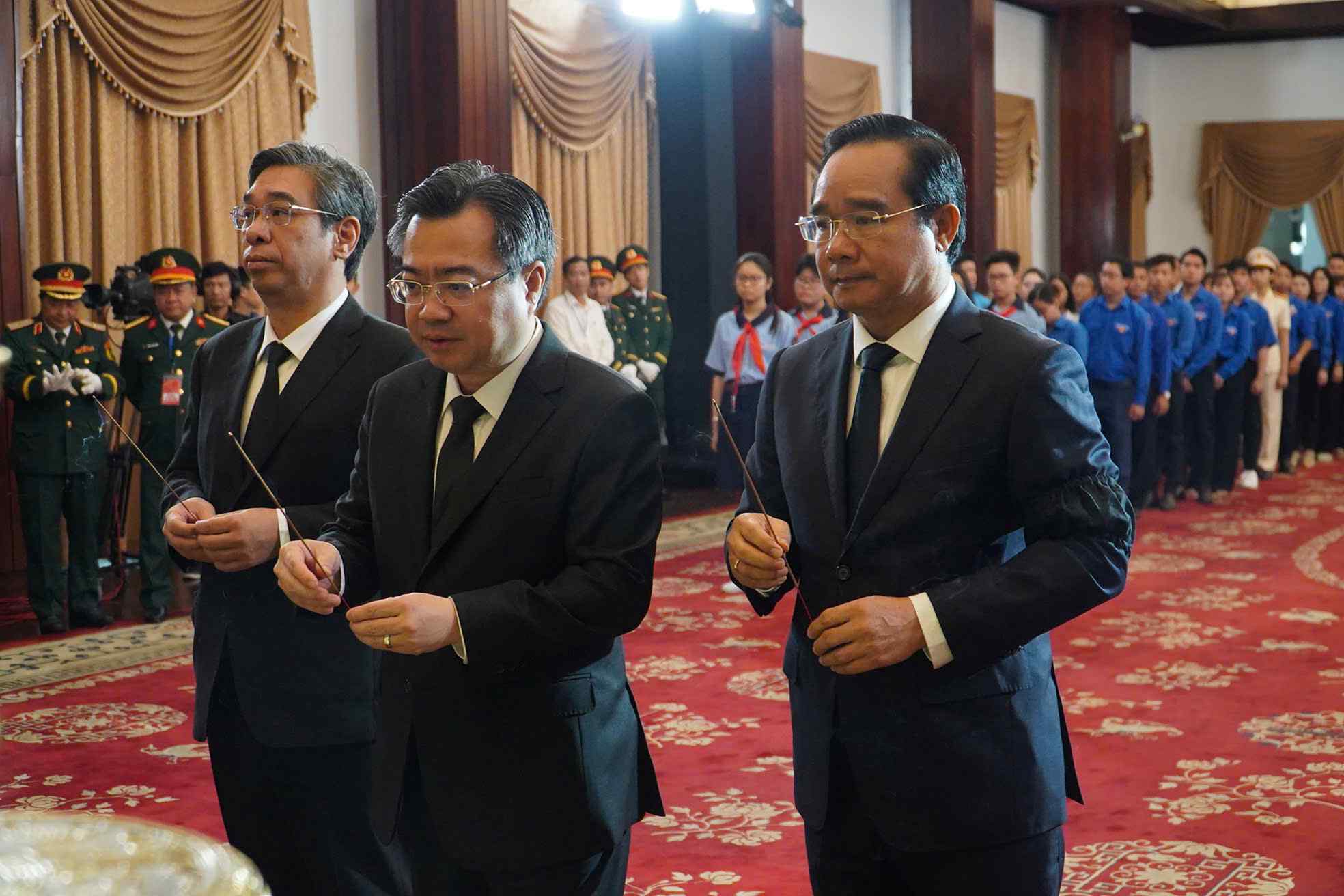 Cac lanh dao TPHCM thap huong tuong nho nguyen Chu tich nuoc Tran Duc Luong. Anh: Anh Tu