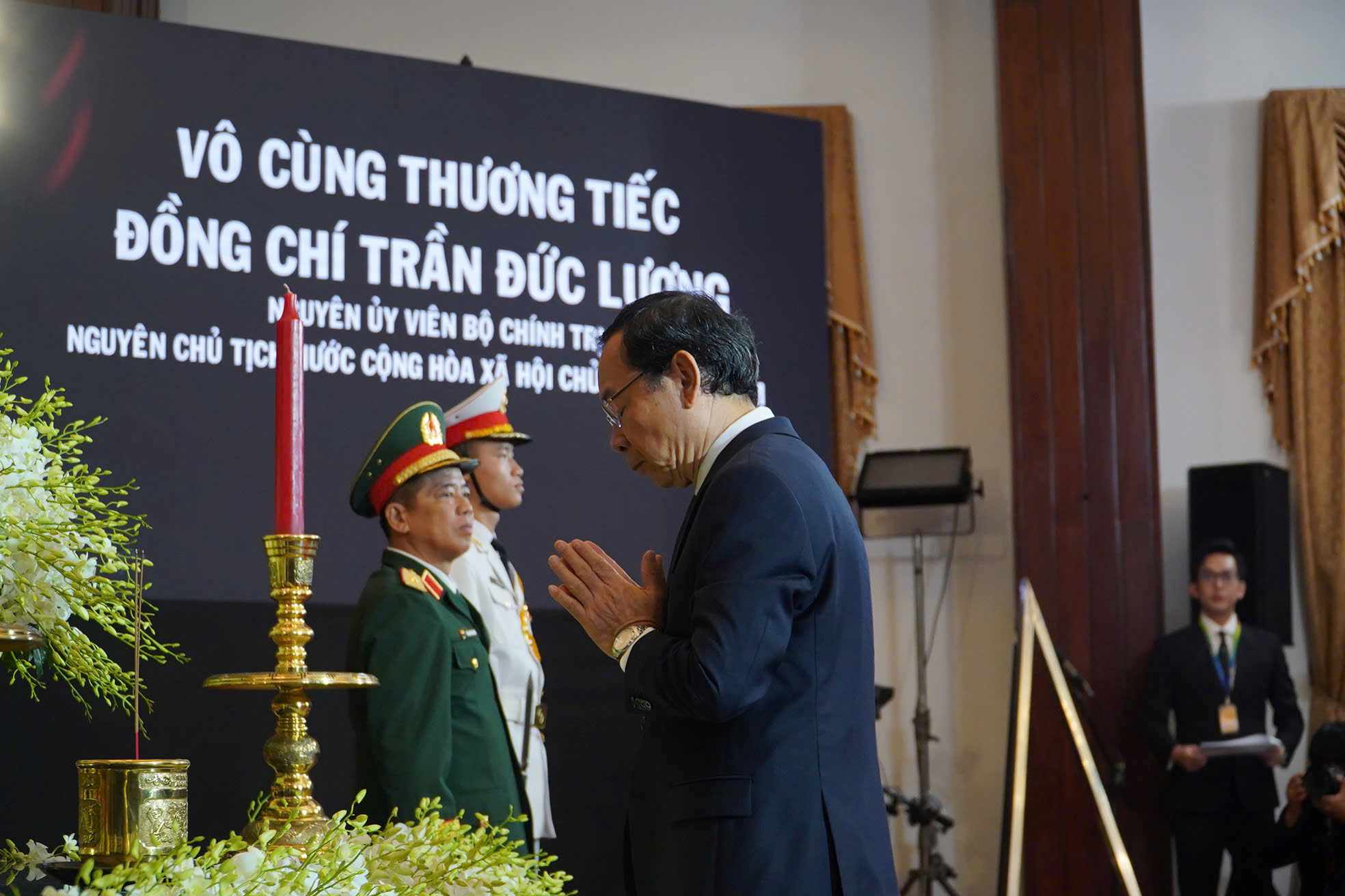 Bi thu Thanh uy TPHCM Nguyen Van Nen thap nhang tuong nho nguyen Chu tich nuoc Tran Duc Luong. Anh: Anh Tu