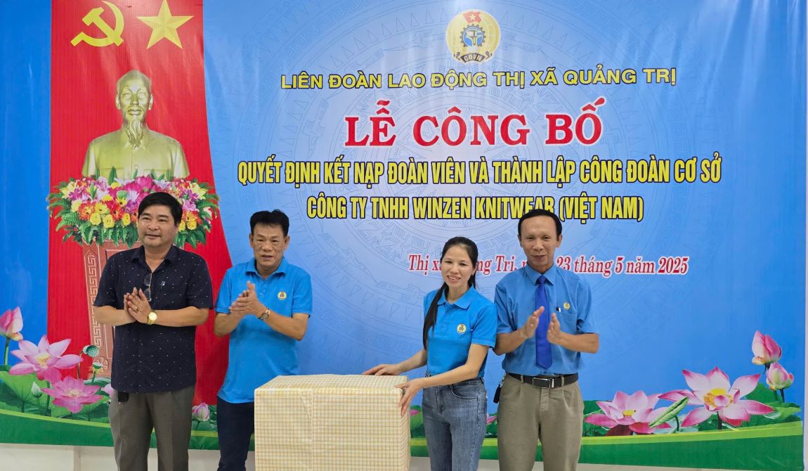 Tang ao dai cho nguoi lao dong nu tai Cong ty TNHH Winzen Knitwear Viet Nam. Anh: Hung Tho
