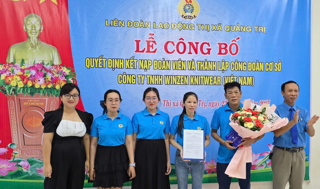 Trao quyet dinh thanh lap Cong doan co so Cong ty TNHH Winzen Knitwear Viet Nam. Anh: Hung Tho