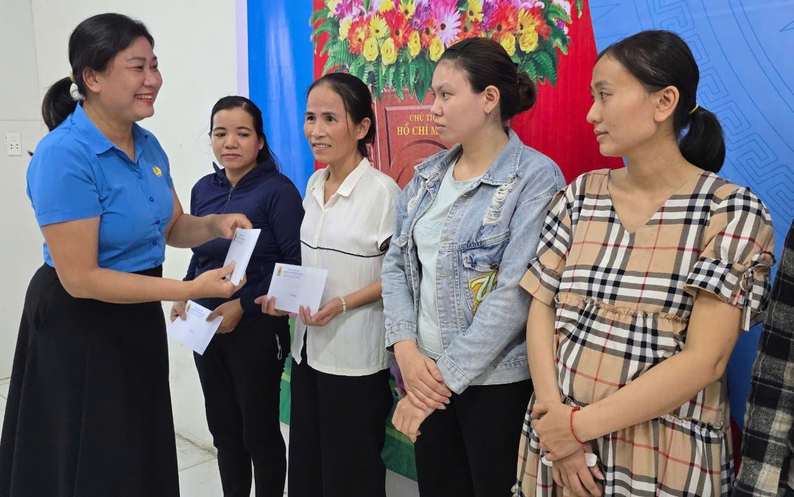 La Sra. Nguyen Thi Hoai le presento obsequios a trabajadores desfavorecidos en la ceremonia de admision de miembros de la Union, estableciendo los sindicatos de base de Winzen Knitwear Vietnam Co., Ltd. Foto: