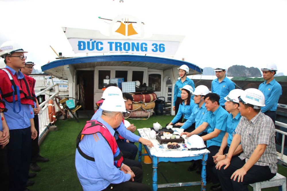 Sr. Le Thanh Xuan - Presidente de las visitas de Vietnam Coal and Mineral Union y alienta a los funcionarios y empleados a producir directamente fuera de la escena. Foto: Pham Thuys