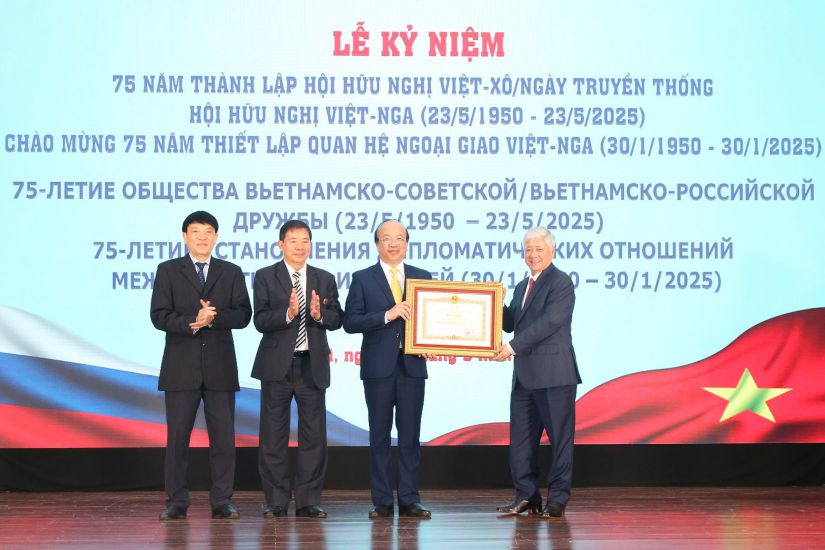 Sr. Do Van Chien, miembro del Politburo, Secretario del Comite Central del Partido, Secretario del Comite del Frente de la Paterna, Organizaciones de Massas Centrales, Presidente del Comite Central de Vietnam Fatherland Front otorgo el Certificado de Merito del Primer Ministro a la Asociacion de Amistad Friendship Association 
Vietnam - Rusia. Foto: Bao Han