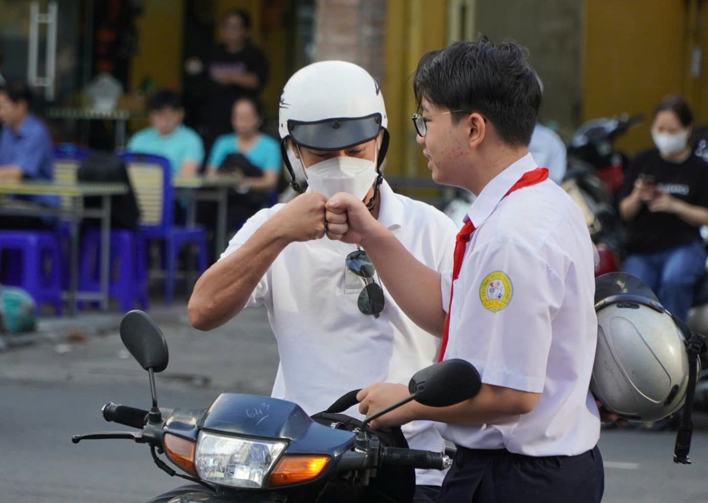 Parents encouraged their children before entering the exam room. Photo: Chan Phuc