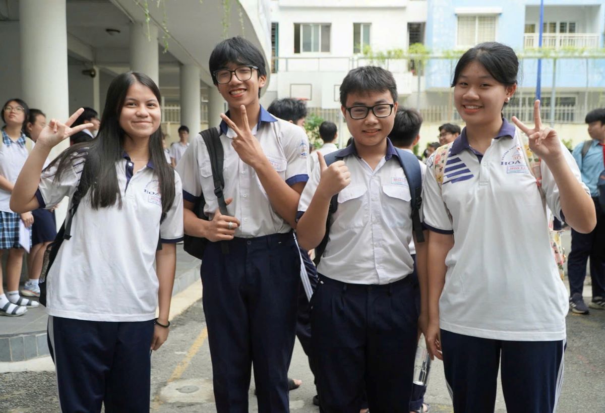 Thi sinh hao hung truoc khi buoc vao phong thi. Anh: Chan Phuc