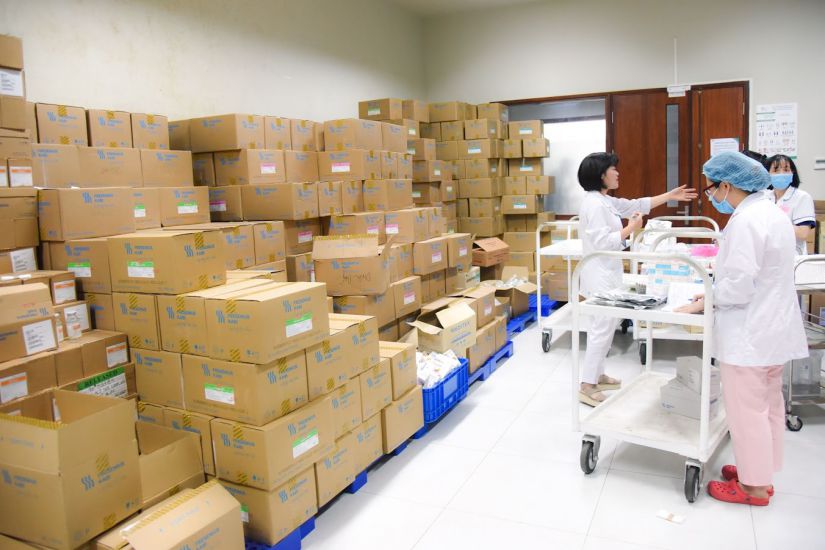 Enfrentando la tendencia de aumentar los casos de infecciones nuevamente, los hospitales han preparado medicamentos, productos quimicos, maquinas, y mantienen 3 salas de aislamiento para estar listas para responder a todas las situaciones. Foto: Hai Nguyen