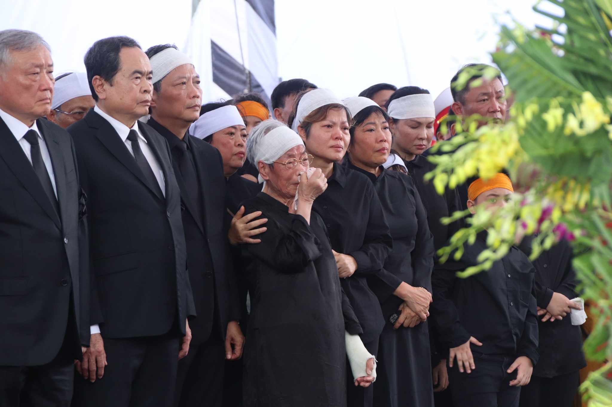 Chủ tịch Quốc hội Trần Thanh Mẫn, Phó thủ tướng thường trực Chính phủ Nguyễn Hòa Bình trưởng Ban Tổ chức Lễ Quốc tang cùng gia quyến tiễn đưa nguyên Chủ tịch nước Trần Đức Lương về nơi an nghỉ cuối cùng. Ảnh: Nguyễn Linh