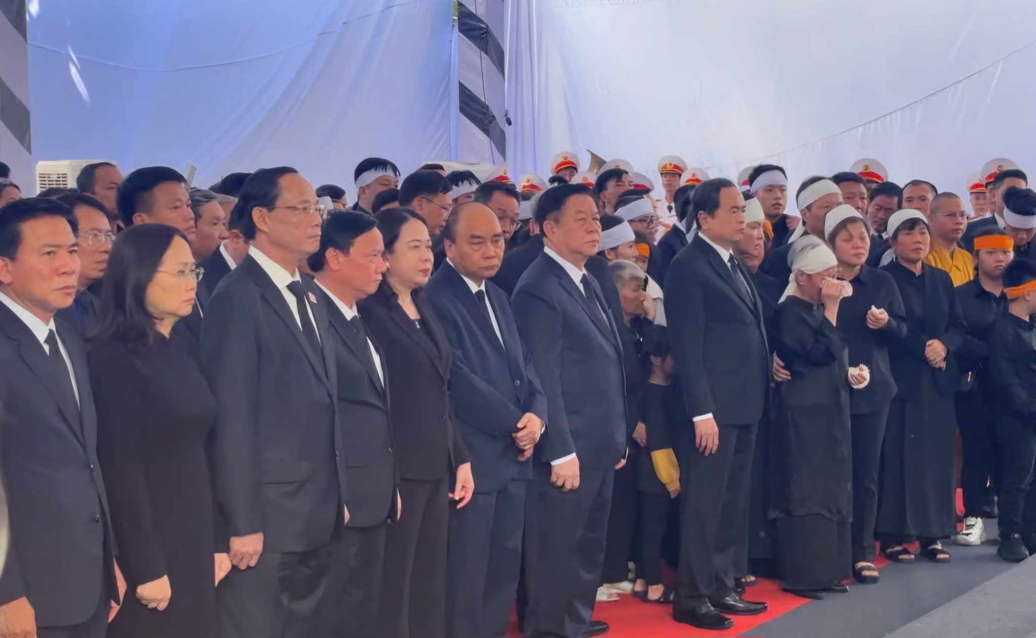 14h40, Lãnh đạo Đảng, Nhà nước, Quốc hội  cùng người thân nguyên Chủ tịch nước Trần Đức Lương đã đến tiễn đưa Nguyên chủ tịch nước.