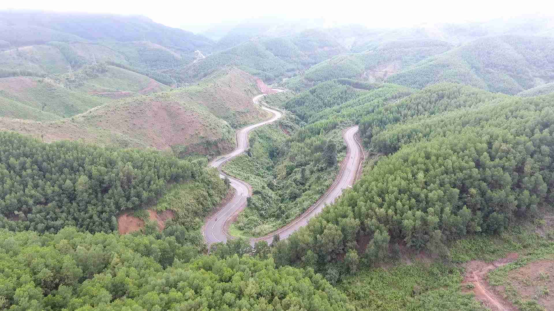 Duong sa den nhung thon, buon vung sau o huyen cheo leo, hiem tro. Anh: Bao Trung