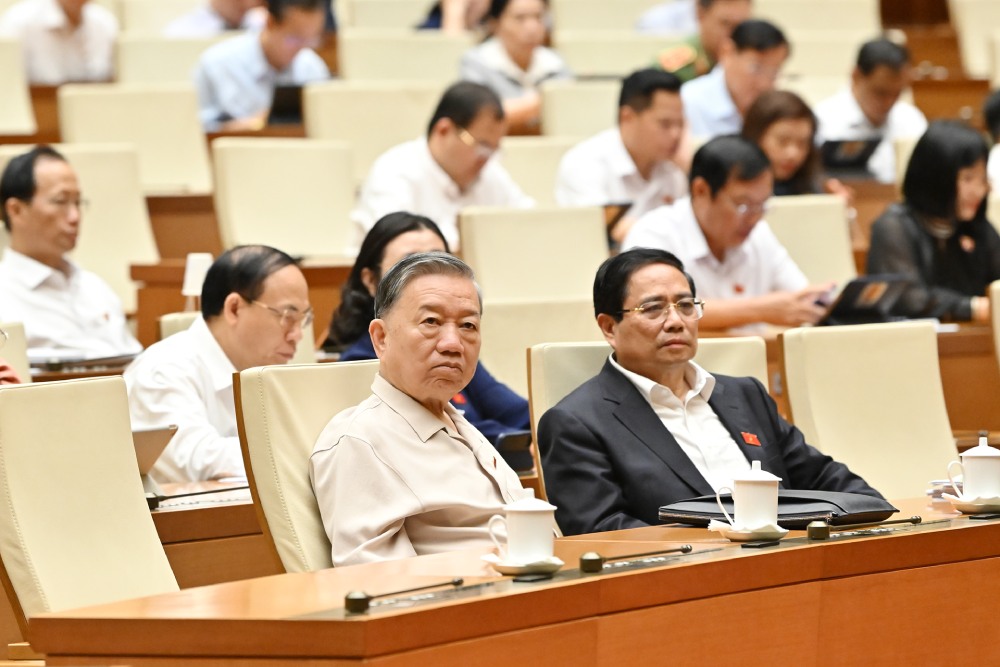 General Secretary To Lam and Politburo member and Prime Minister Pham Minh Chinh listened to the presentation and report on the review of the draft Law on Transferring People serving prison sentences. Photo: Pham Dong