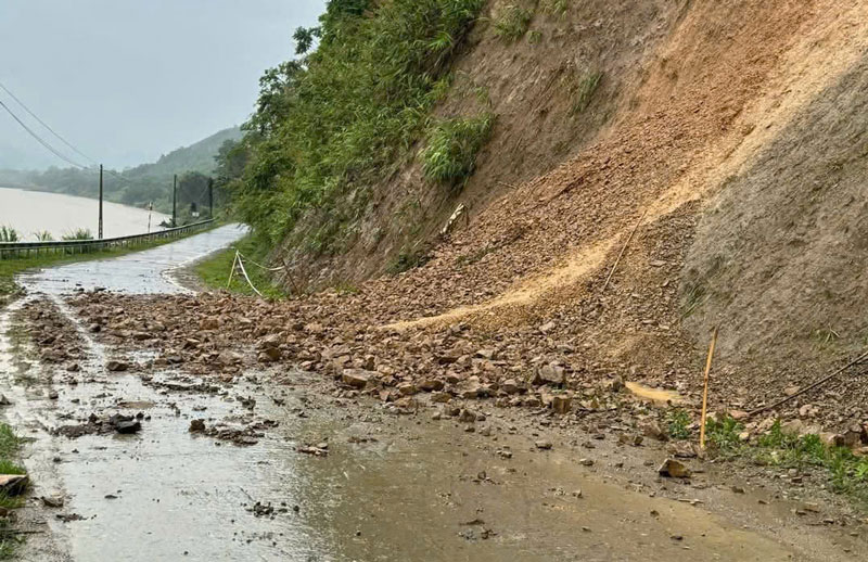 Rock aterrizo en una carretera intermune en el distrito de Van Yen, provincia de Yen Bai despues de la lluvia. Foto: Van Duc