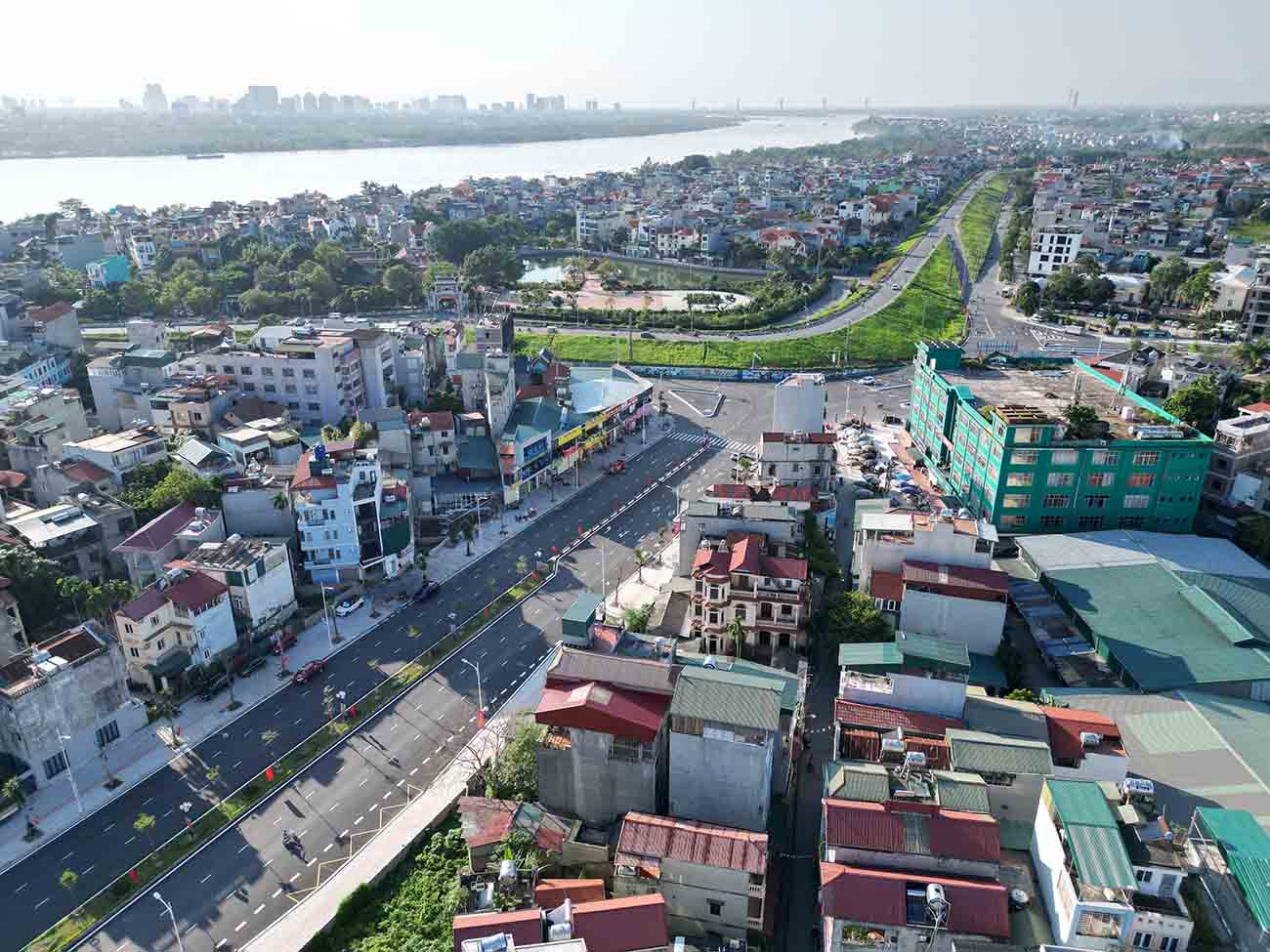 Veniendo a construir 3 nuevas carreteras en Long bien. Foto: Huu Chanh