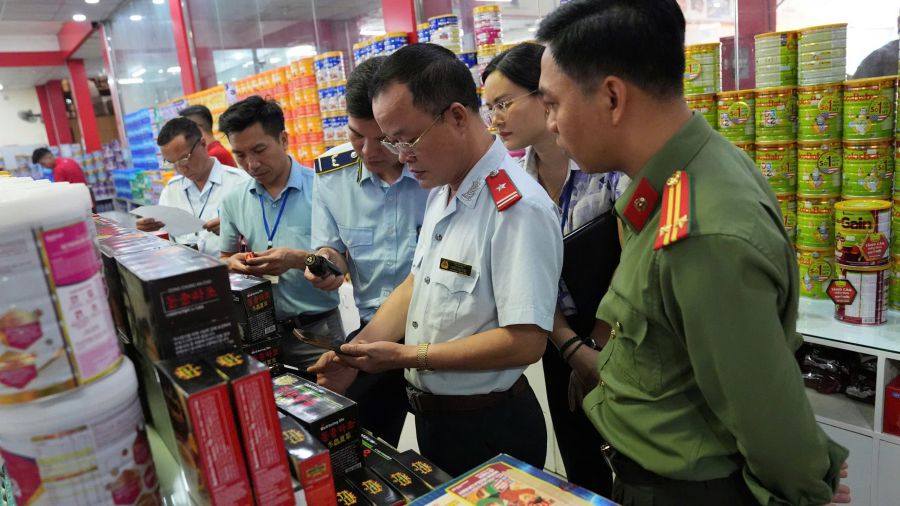 The Department of Industry and Trade of Dien Bien province inspects organizations and individuals operating in production, trade and service. Photo: Ha Trang