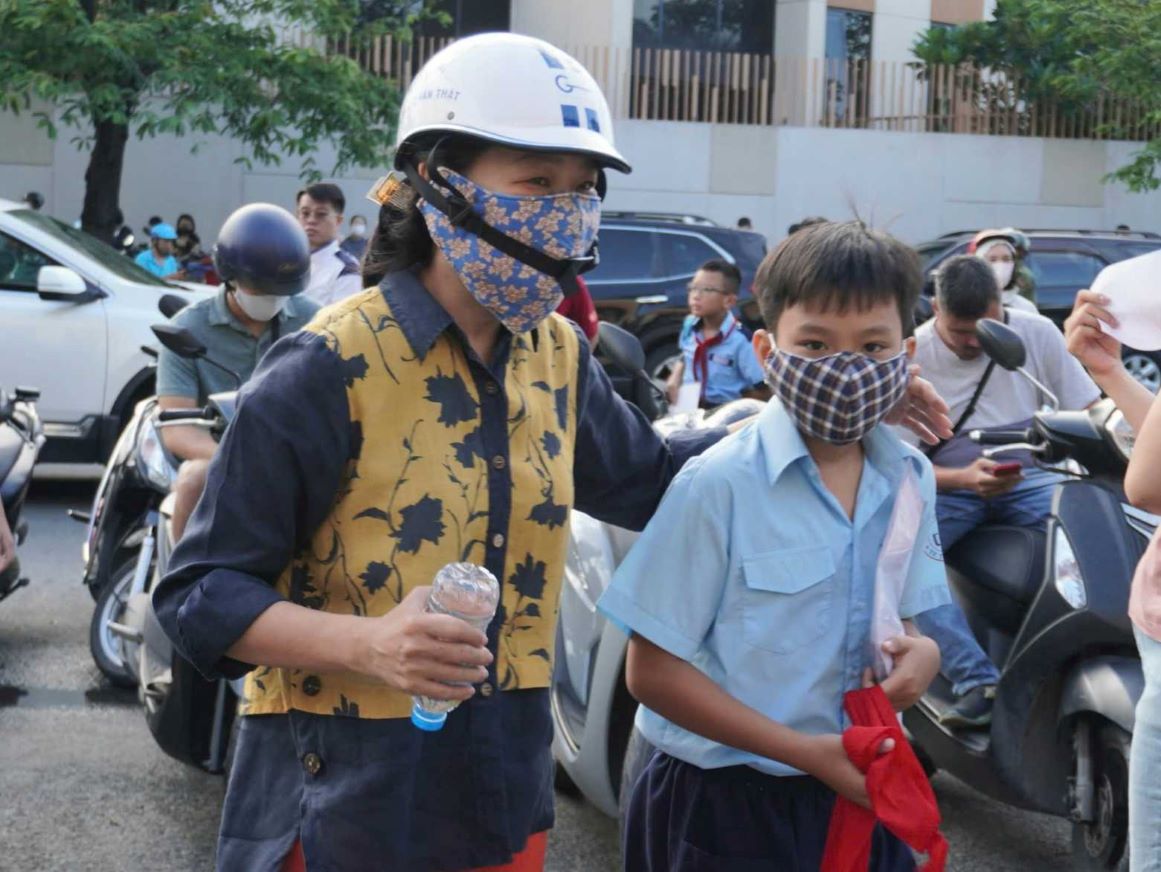 Parents take their children to the competency assessment survey site on the morning of May 24. Photo: Nhu Quynh
