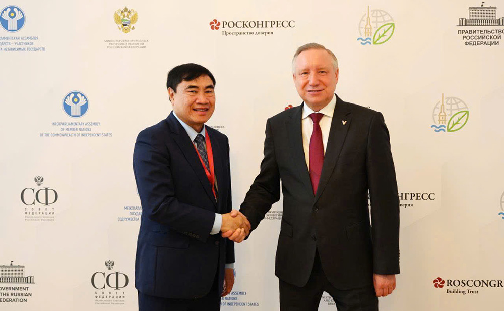 Dien Bien Provincial Party Secretary Tran Quoc Cuong (left) and Saint Pertersburg City Governor - Alexander Dmitrievic agreed to cooperate in many fields between the two localities. Photo: Le Khanh Hoa