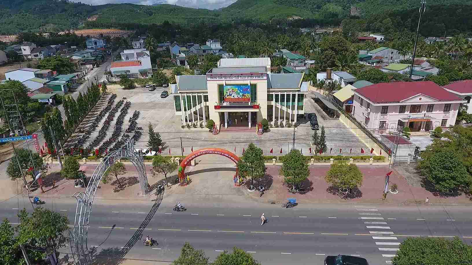 Cơ quan chức năng huyện M'Đắk luôn dành nhiều nguồn lực phân bổ cho việc xóa đói giảm nghèo vùng đồng bào dân tộc thiểu số. Ảnh: Bảo Trung