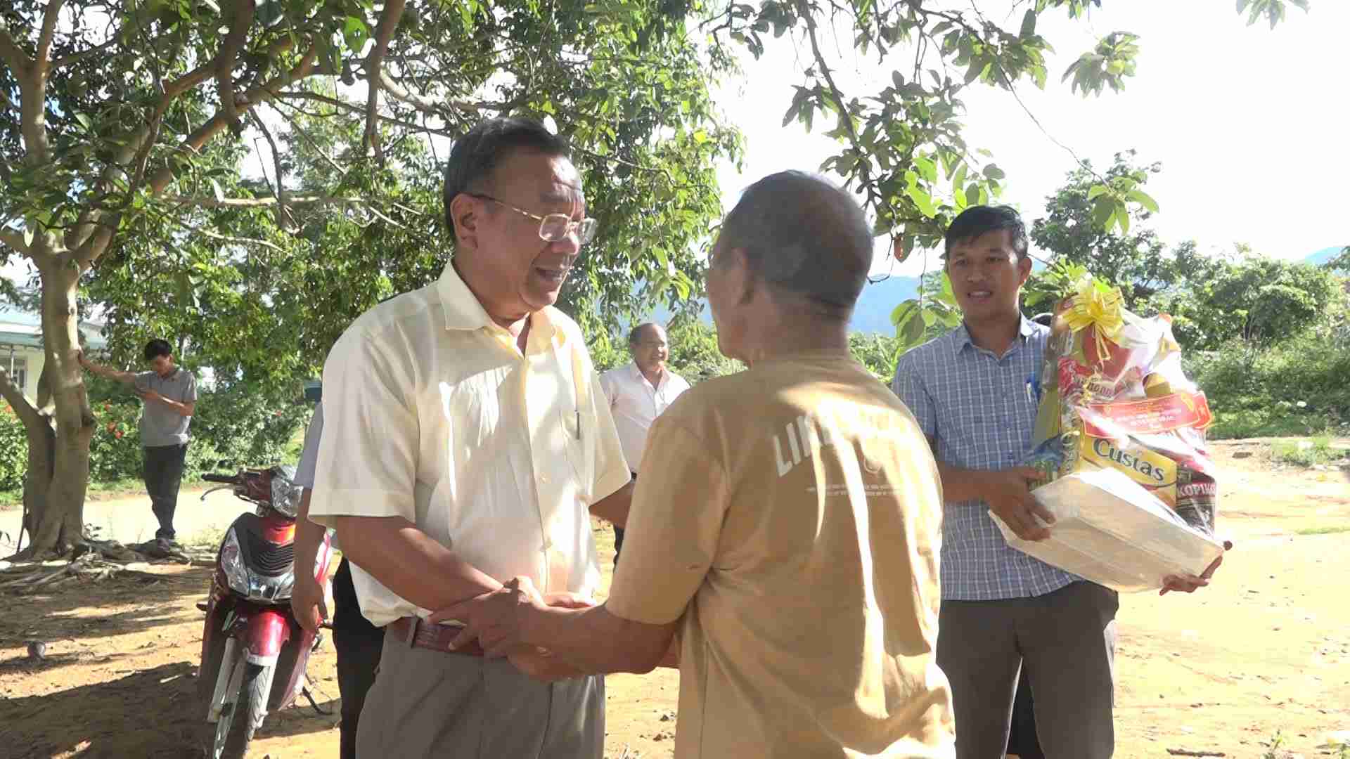 Lãnh đạo Huyện ủy M'Đắk luôn dành sự quan tâm đặc biệt đến
