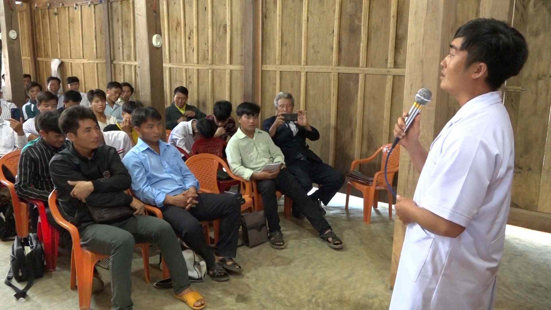 Las personas en las areas de minorias etnicas del distrito de M'dak son consultadas con asesoramiento de salud y prevencion de enfermedades infecciosas. Foto: Phan Tuan