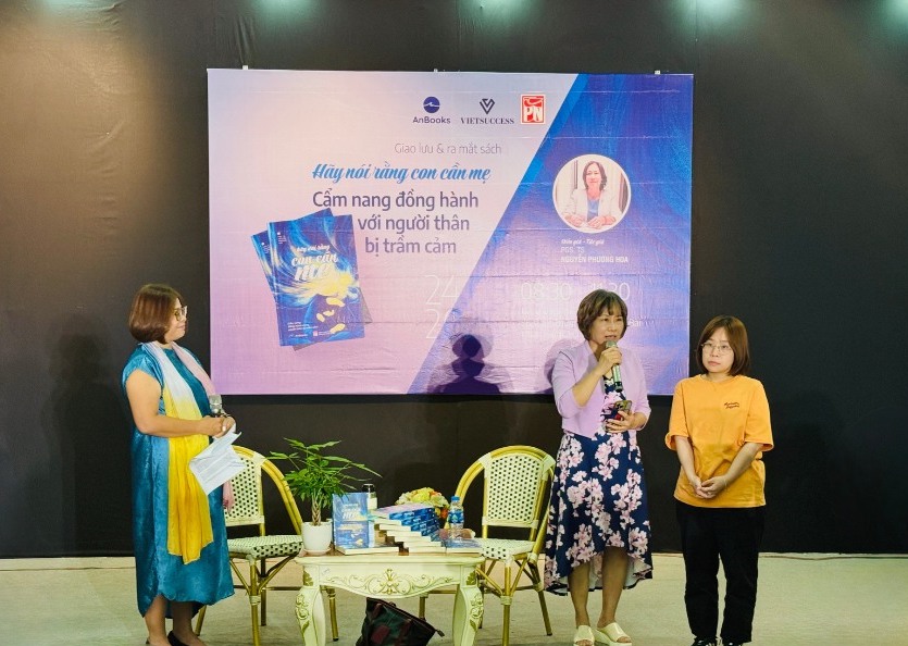 PGS.TS Nguyen Phuong Hoa (ao tim) chia se tai chuong trinh.