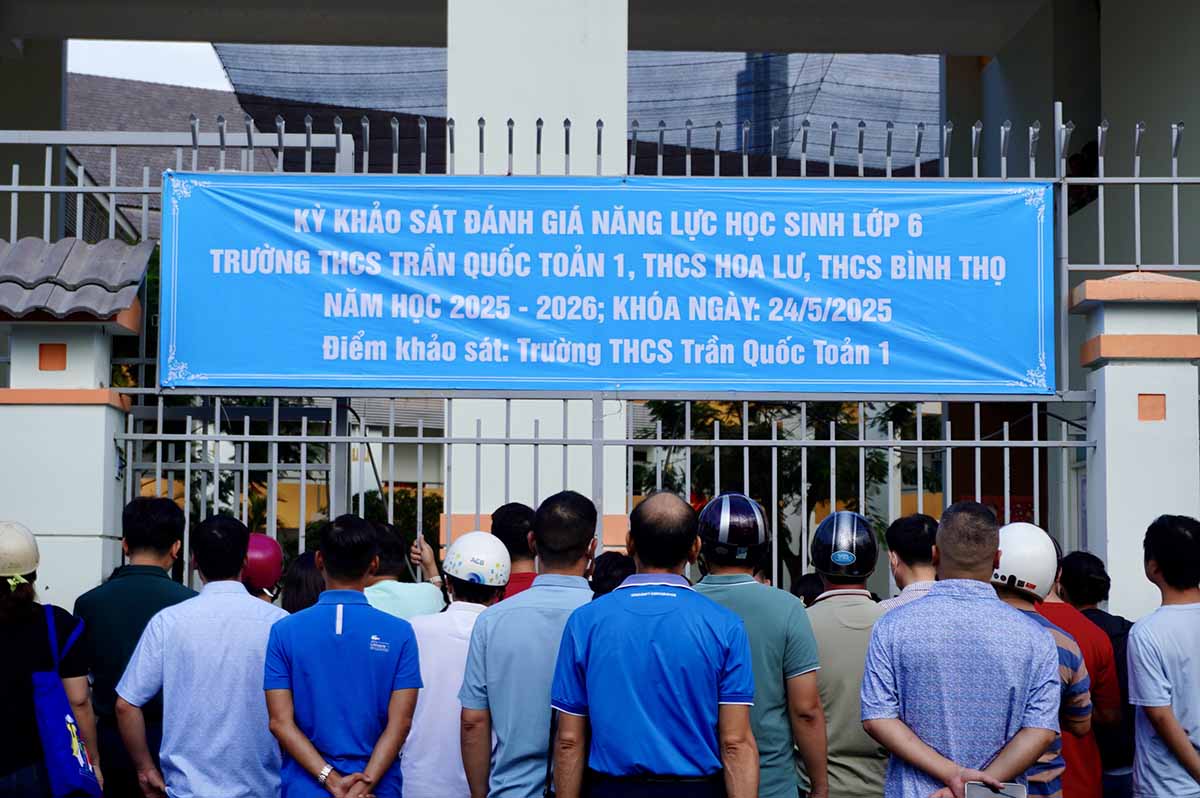 Fuera de la puerta, muchos padres estan nerviosos esperando que sus hijos participen en la encuesta de sexto grado. Foto: Nhu Quynh
