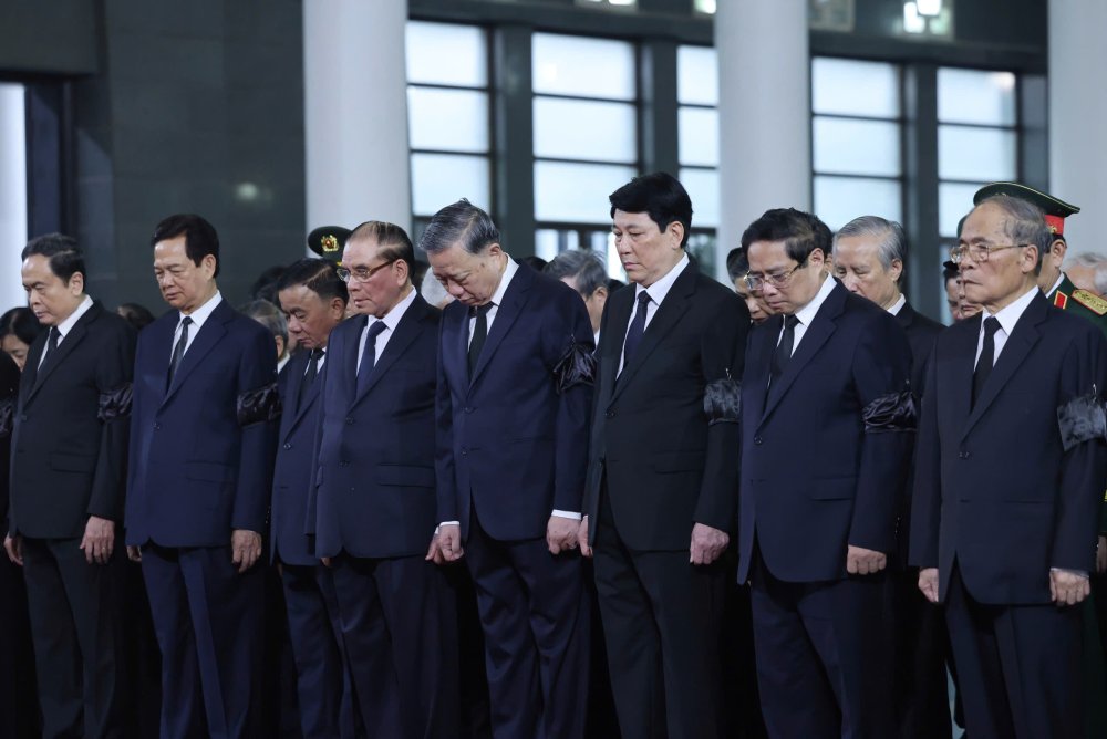 Tong Bi thu To Lam, Chu tich nuoc Luong Cuong, Thu tuong Chinh phu Pham Minh Chinh, Chu tich Quoc hoi Tran Thanh Man cung cac lanh dao, nguyen lanh dao Dang, Nha nuoc vieng nguyen Chu tich nuoc Tran Duc Luong. Anh: Hai Nguyen