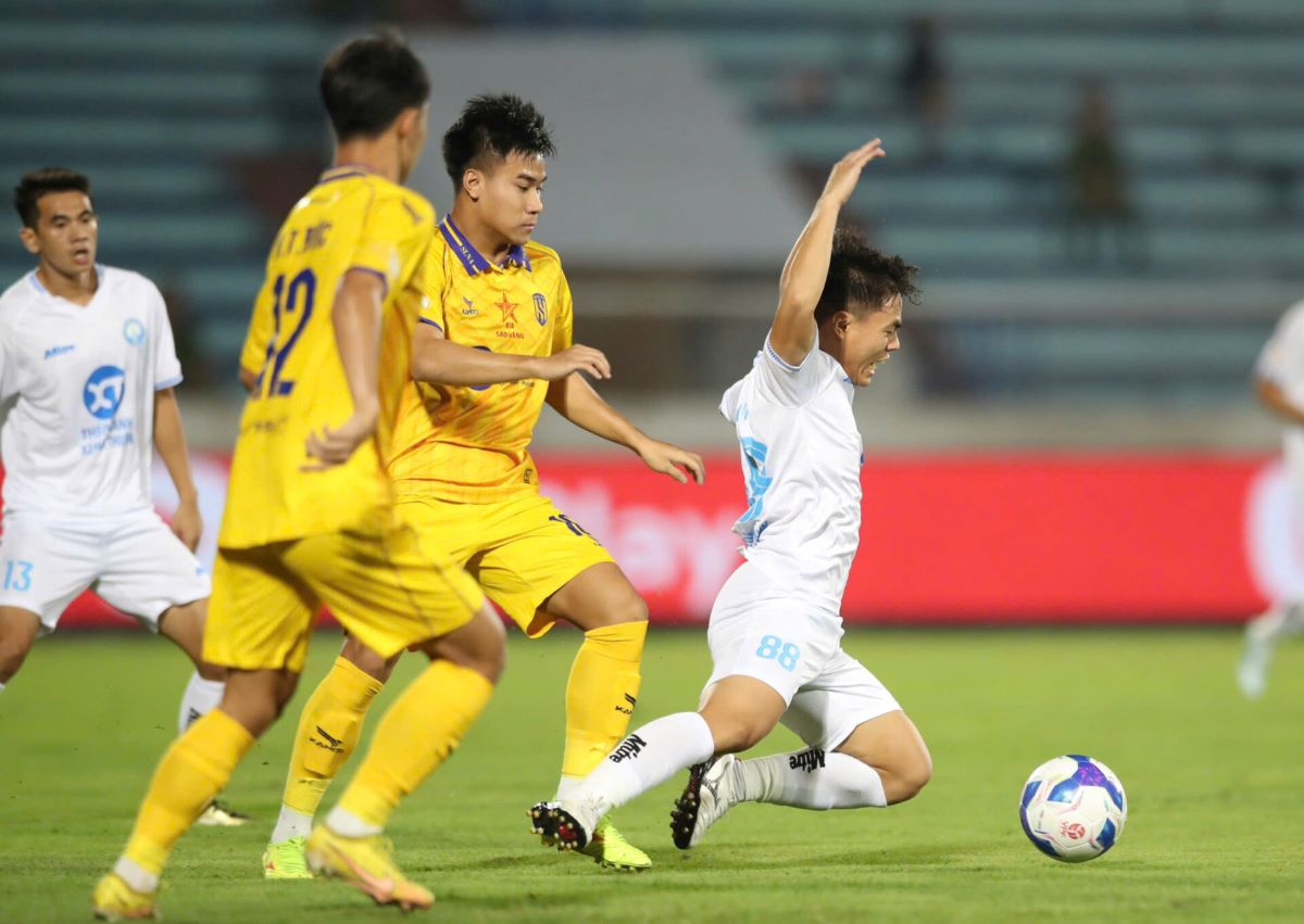 The match between Song Lam Nghe An and Nam Dinh in V.League 2024 is a vital battle for the home team. Photo: VPF