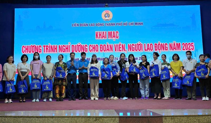 Các đoàn viên, người lao động nghỉ dưỡng đợt 1 nhận quà tặng ảu LĐLĐ TPHCM. Ảnh: Nam Dương
