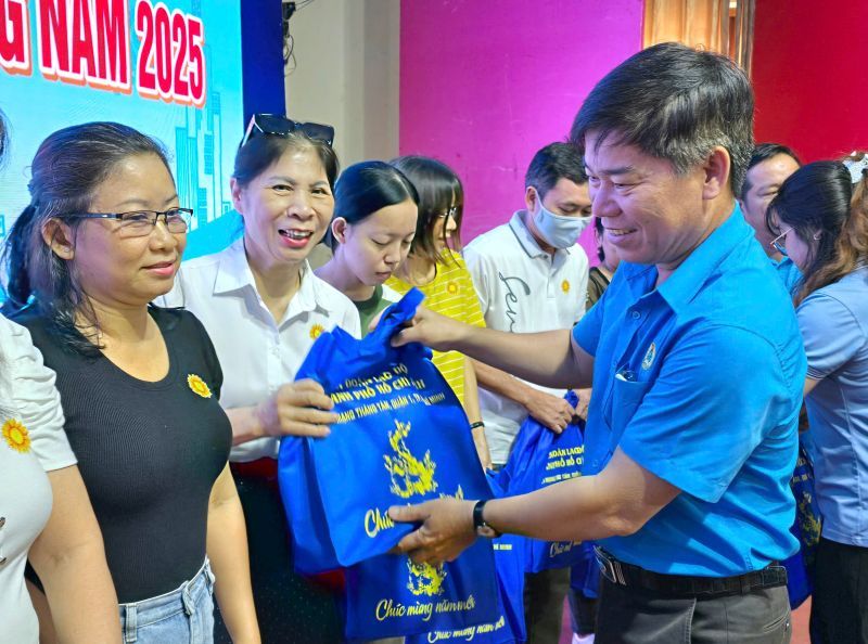 Sr. Pham Chi Tam - Vicepresidente de la Federacion Laboral de la Ciudad de Ho Chi Minh, dando regalos a miembros del sindicato y trabajadores en la primera fase. Foto: Indonesia nam duong