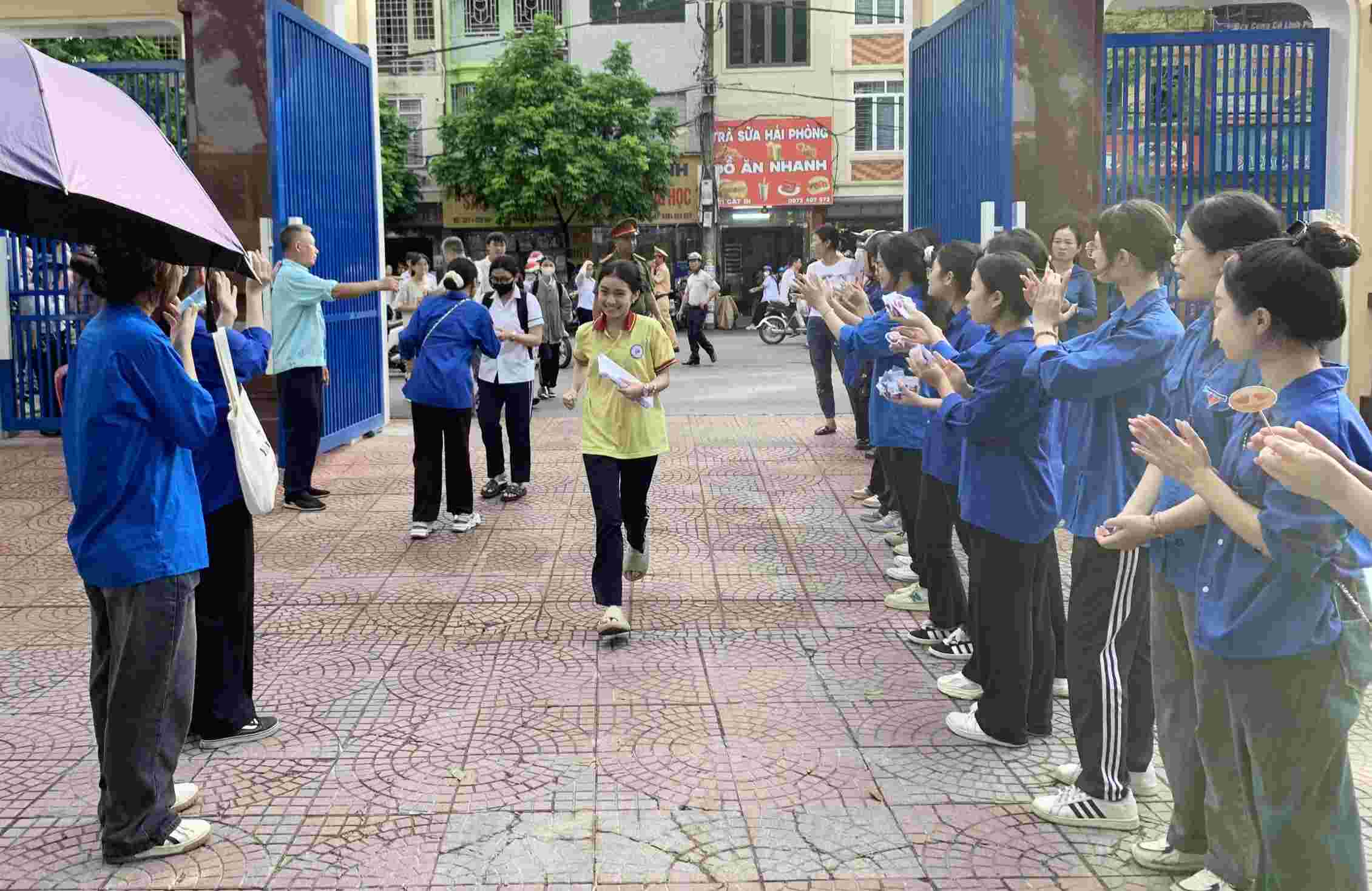 Hai Phong adjusts the enrollment time for grade 10 high school. Photo: Mai Dung